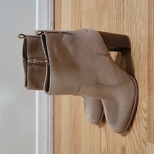 Nine West quicksand tan suede booties size 9